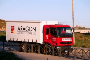 Camión permiso C de la autoescuela Aragón un día de práctica matinal